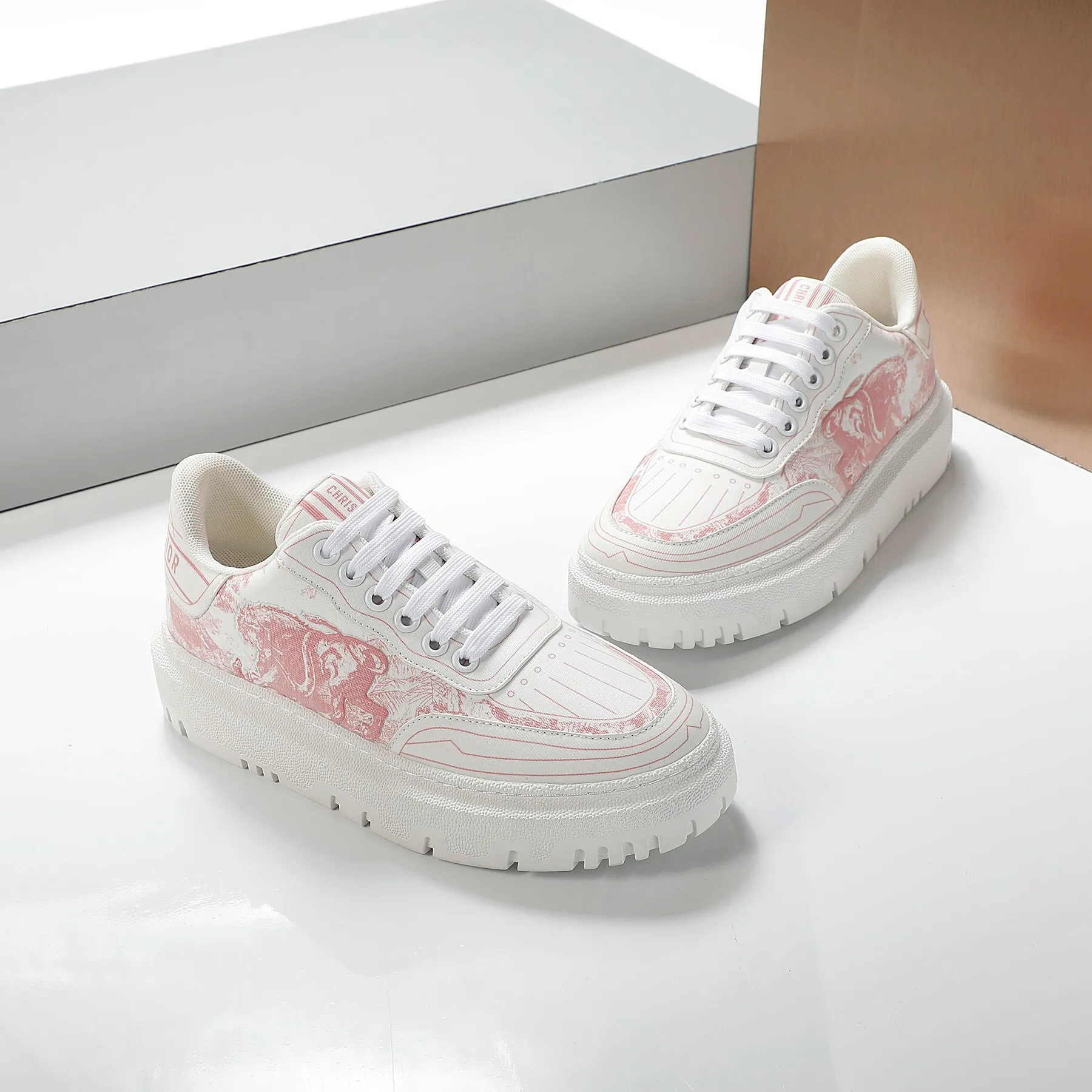 👟👟Ex-factory price 460👟👟 2021ssDior casual white shoes, the same style as the ready-to-wear series 1️⃣Original mold opening 2️⃣Original cowhide➕Breathable mesh lining 3️⃣TPU evacuation outsole 4️⃣Injected latex sheepskin feet 5️⃣Full package at the counter Code number 35-40 (41 can be customized)